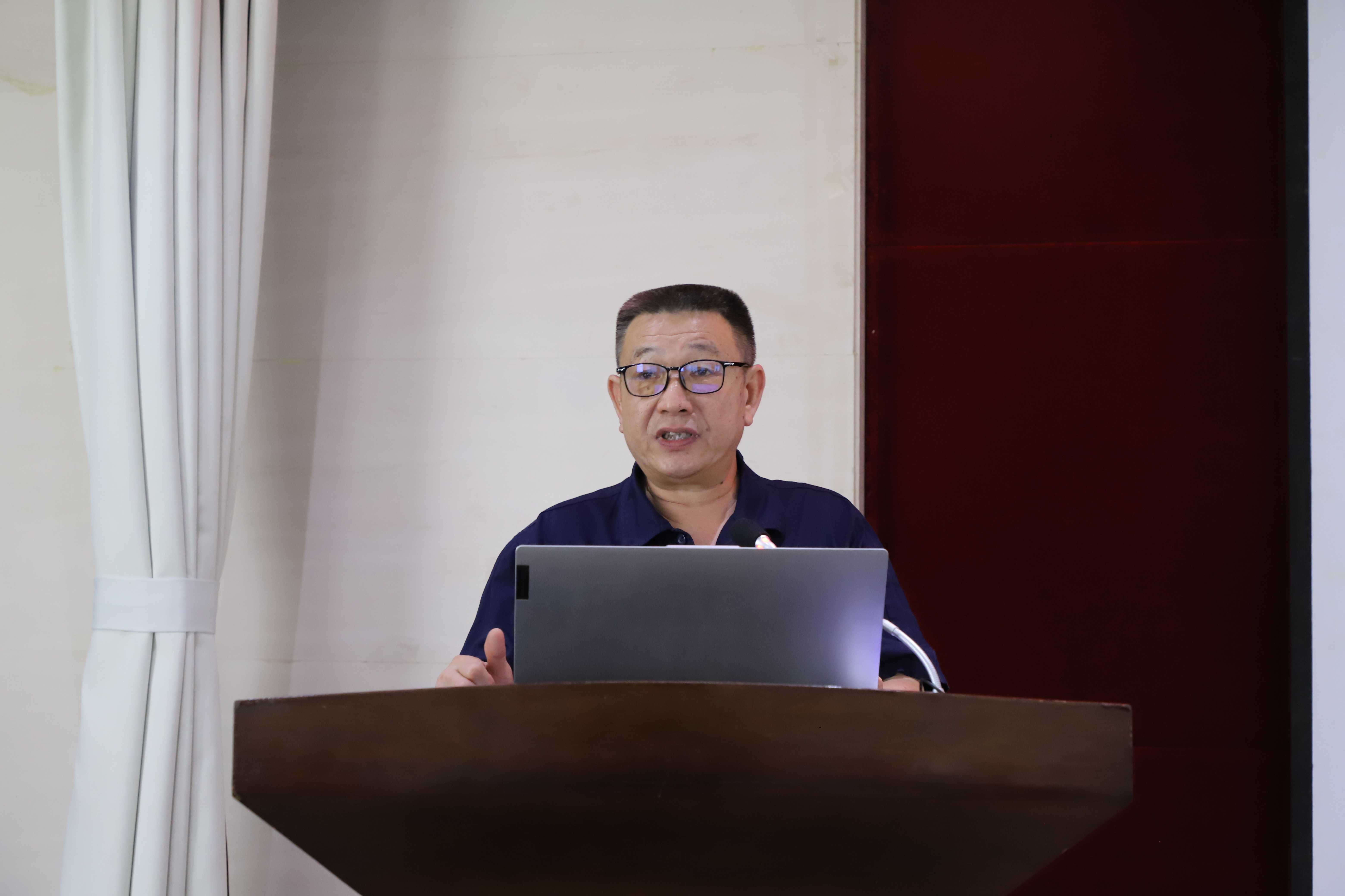汪建應邀授課.jpg